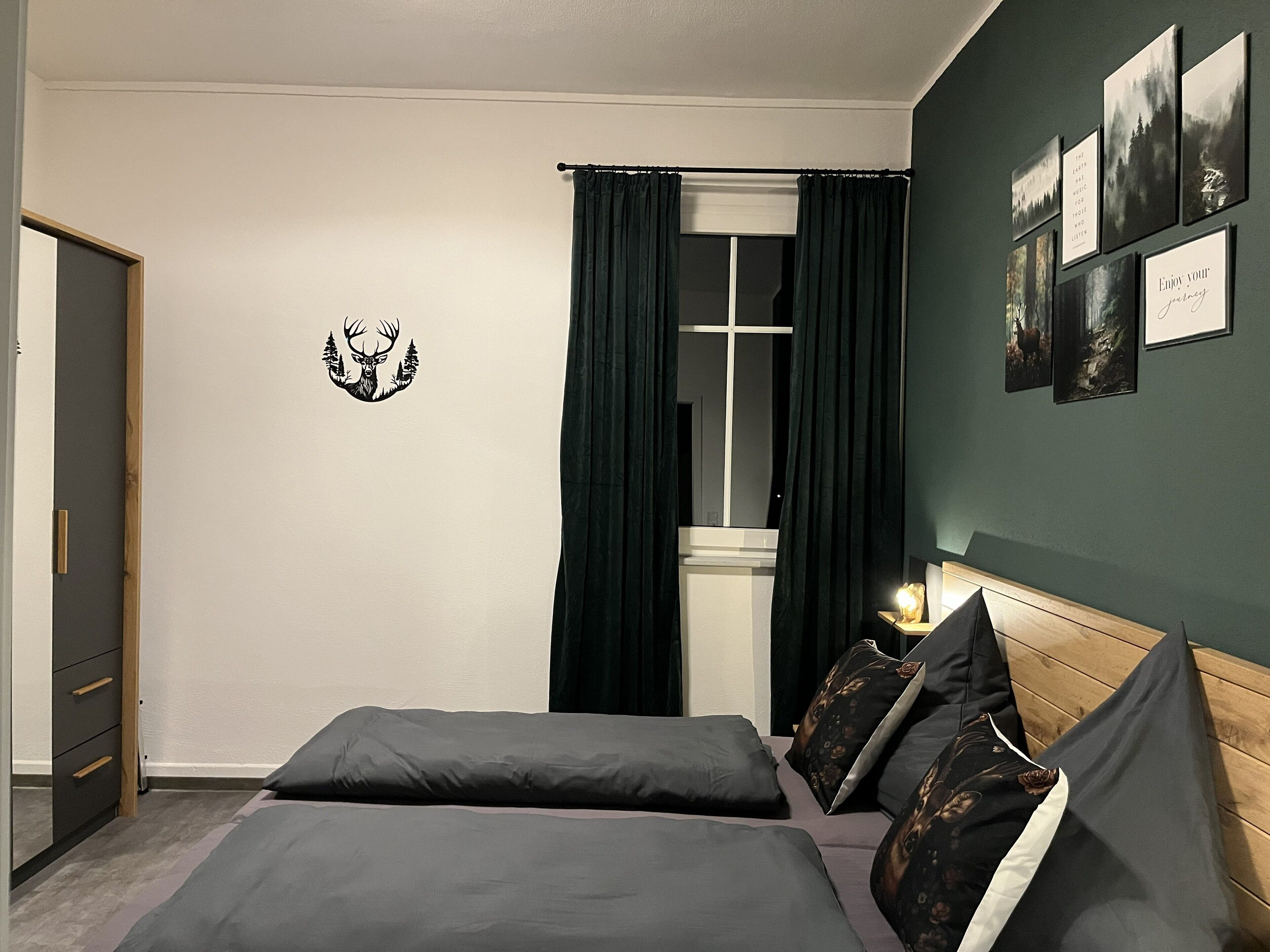 2 quartos, ferros/tábuas de passar roupa, roupa de cama