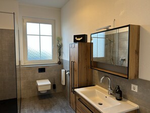 Douche, sèche-cheveux, serviettes fournies, savon