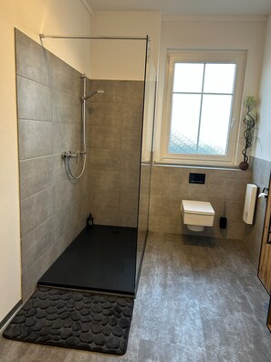 Dusch, hårtork, handdukar och tvål