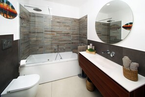 Ducha, secador de pelo, bidet, toallas