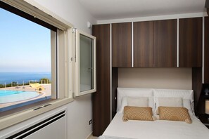 4 makuuhuonetta, tallelokero huoneessa, silitysrauta/-lauta