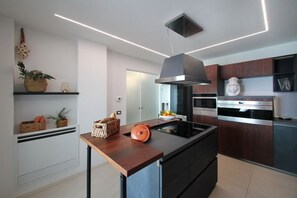 Frigorífic, microones, forn i placa de cuina 