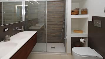 Dusche, Haartrockner, Bidet, Handtücher