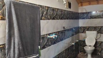 Deluxe Room | Bathroom | Shower, free toiletries, towels, soap