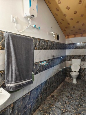 Habitació Deluxe | Bany | Dutxa, articles de tocador gratuïts, tovalloles i sabó 