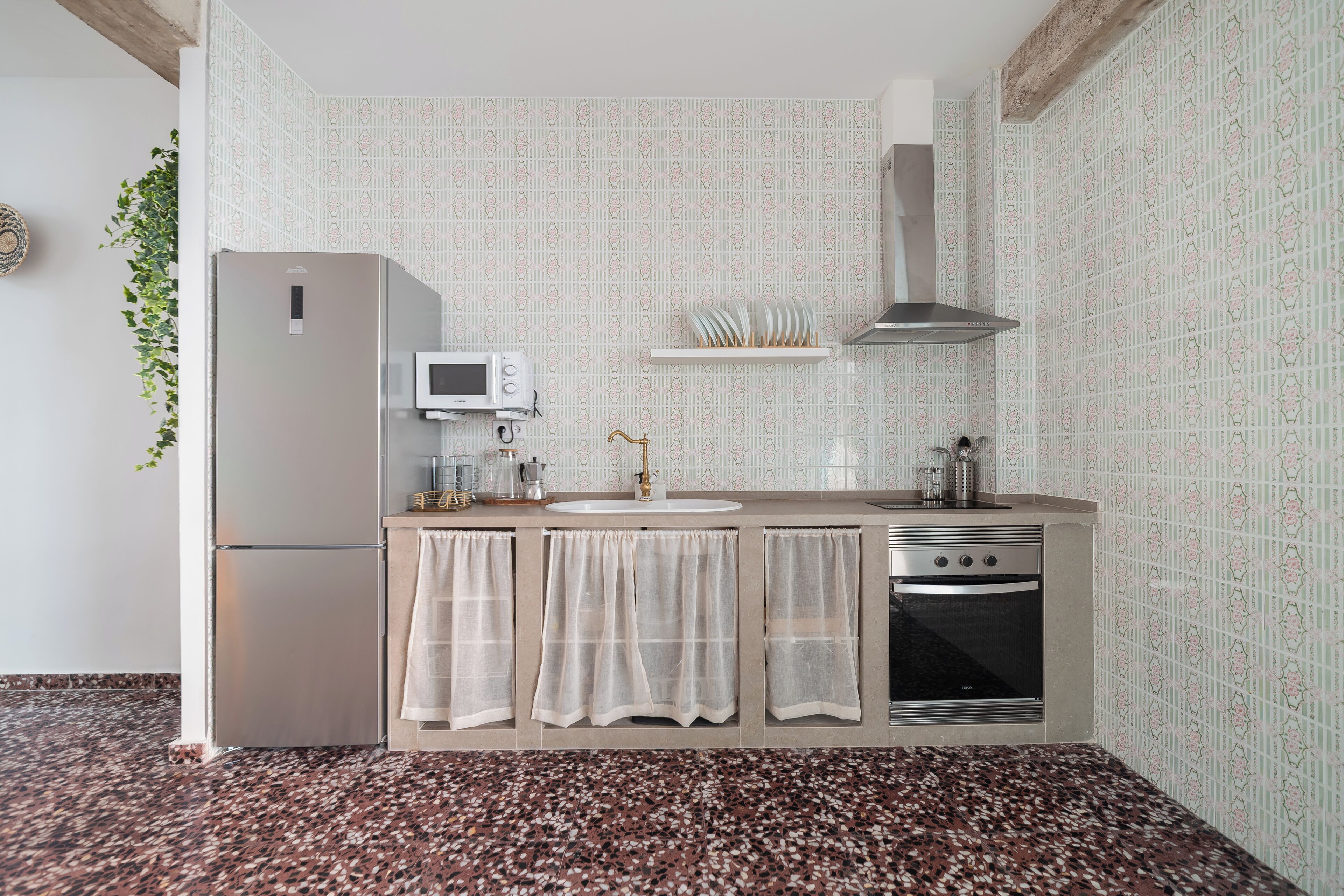 Comfort villa | Privékeuken | Een koelkast, een oven, een broodrooster, een kookplaat