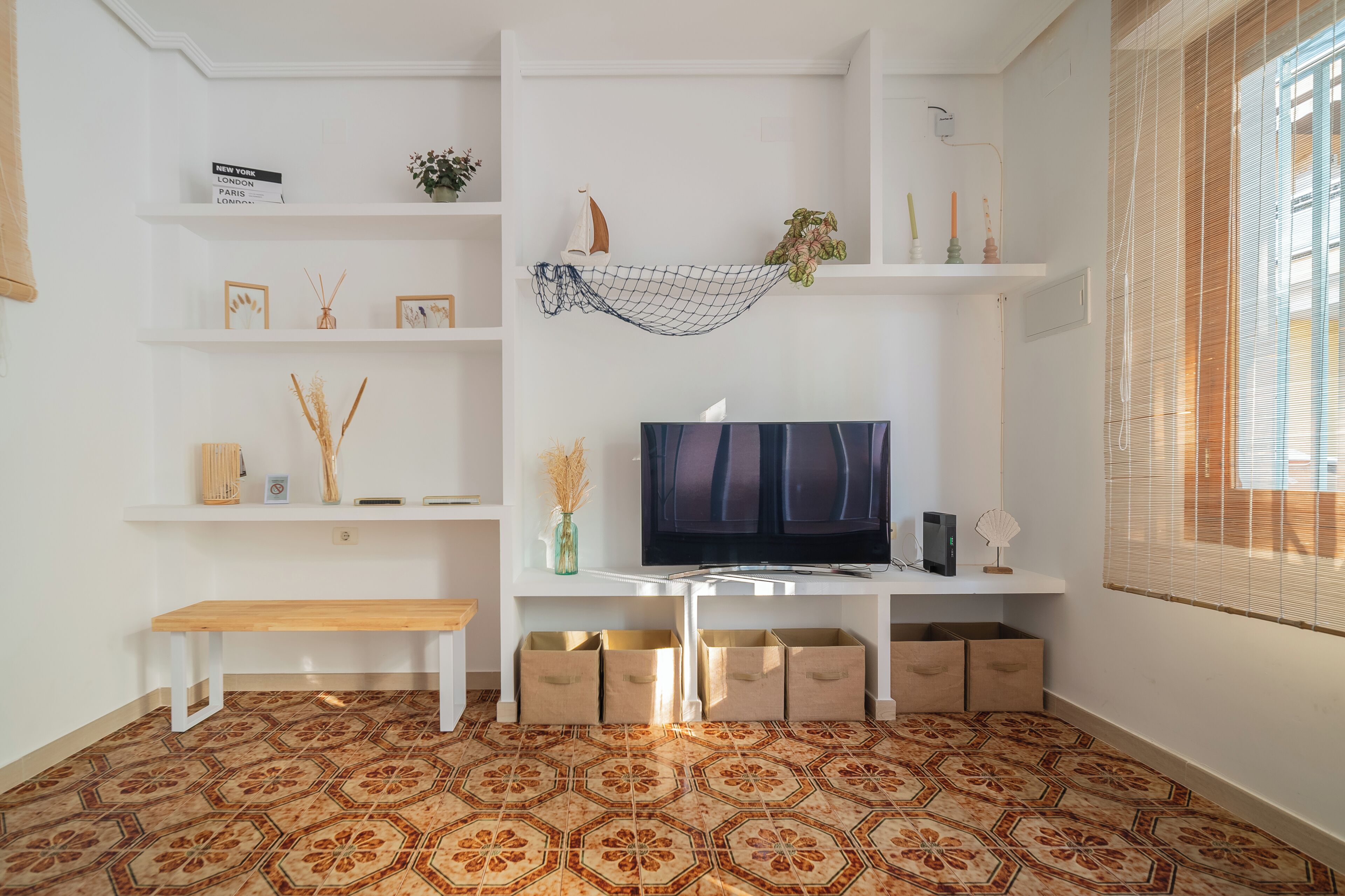 Comfort huis, 2 slaapkamers | Woonruimte | Een 42-inch smart-tv met digitale zenders