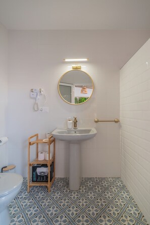 Comfort Villa | Bathroom | Shower, hair dryer, towels, soap - Les Villetes Villa La Torre (Moncofa)