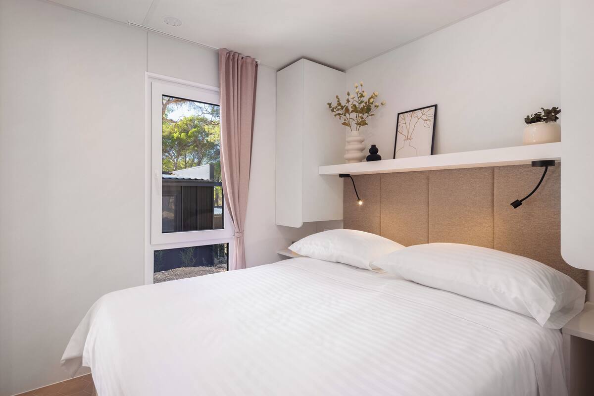 In-room safe, blackout drapes, WiFi (free)