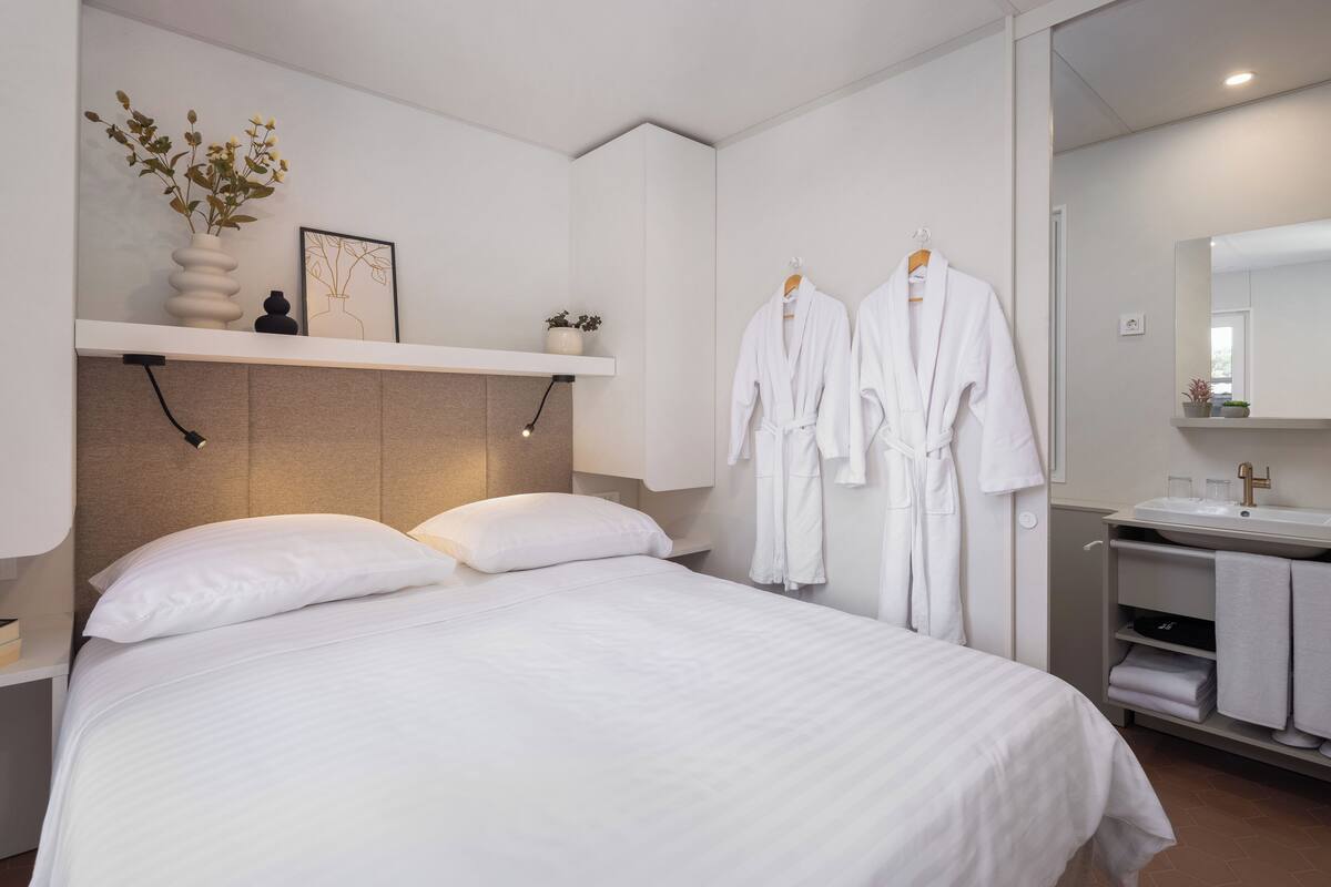 In-room safe, blackout drapes, WiFi (free)