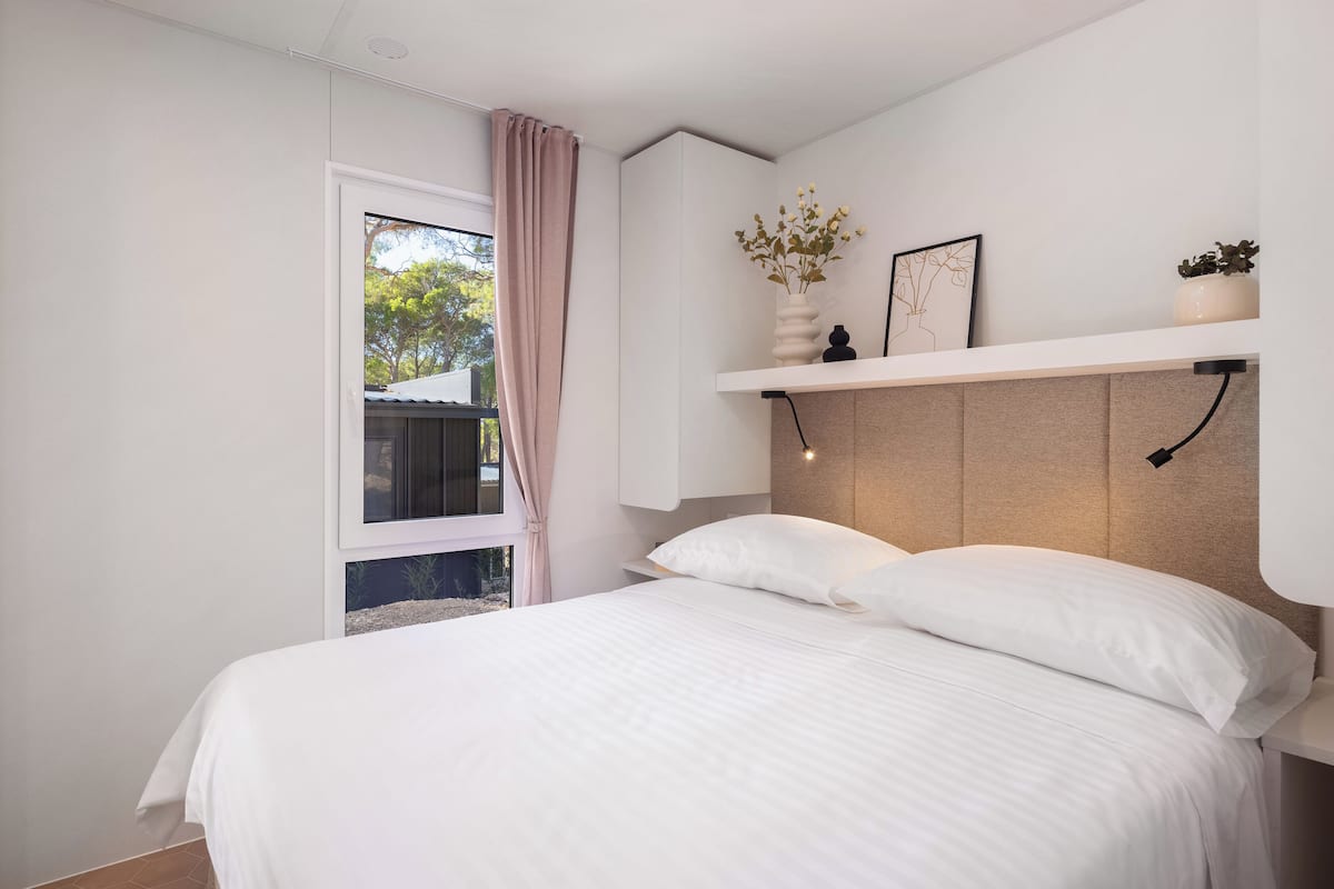 In-room safe, blackout drapes, WiFi (free)