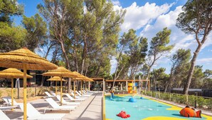 A pool area with lounge chairs, umbrellas, and a water play area. - Pinadria Camping Resort (Baška Voda)