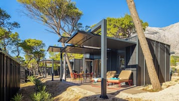 Comfort stacaravan, terras | Een kluis op de kamer, verduisterende gordijnen, gratis wifi