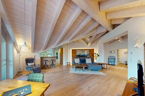 TV, books, stereo - Holiday Apt. "Garmisch" – stylish retreat with balcony in Garmisch-Partenkirchen (Garmisch-Partenkirchen)