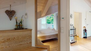 Ein Holzbuchungstisch mit Spiegel, einer herzförmigen Dekoration und einer kleinen Pflanzengruppe.