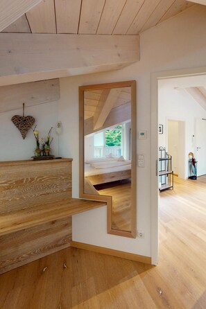 Desk, iron/ironing board, travel cot, free WiFi - Holiday Apt. "Garmisch" – stylish retreat with balcony in Garmisch-Partenkirchen (Garmisch-Partenkirchen)