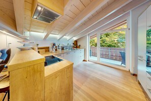 Fridge, microwave, oven, stovetop - Holiday Apt. "Garmisch" – stylish retreat with balcony in Garmisch-Partenkirchen (Garmisch-Partenkirchen)