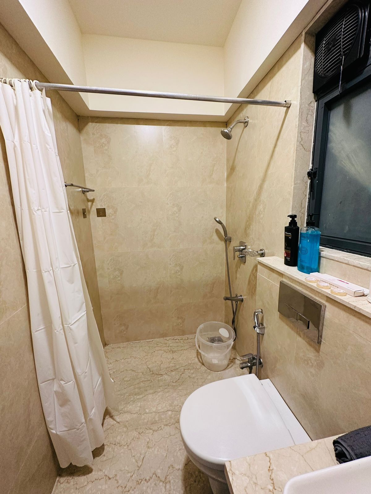 Ducha, toallas, jabón y champú