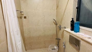 Ducha, toallas, jabón y champú