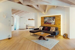 TV, books, stereo - Vacation apt. “Partenkirchen” – design, mountain views, and balcony in Garmisch (Garmisch-Partenkirchen)
