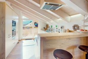 Fridge, microwave, oven, stovetop - Vacation apt. “Partenkirchen” – design, mountain views, and balcony in Garmisch (Garmisch-Partenkirchen)