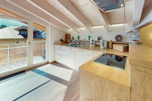 Fridge, microwave, oven, stovetop - Vacation apt. “Partenkirchen” – design, mountain views, and balcony in Garmisch (Garmisch-Partenkirchen)