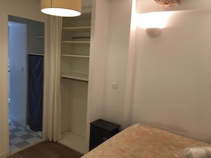 Iron/ironing board, bed sheets - Pleasant T2 Mourillon close to beach and amenities (Toulon)