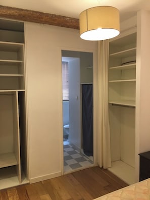 Iron/ironing board, bed sheets - Pleasant T2 Mourillon close to beach and amenities (Toulon)