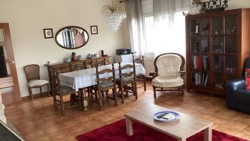 Tv, eldstad och ett bordtennisbord