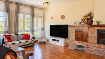 Tv, eldstad och ett bordtennisbord