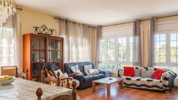 Een televisie, een open haard en een tafeltennistafel