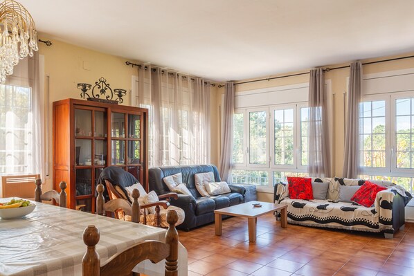 A living room with a sofa, a table, and a cabinet. - Holiday Home 'Alicia y Rudi' with Wi-Fi (Vidreres)