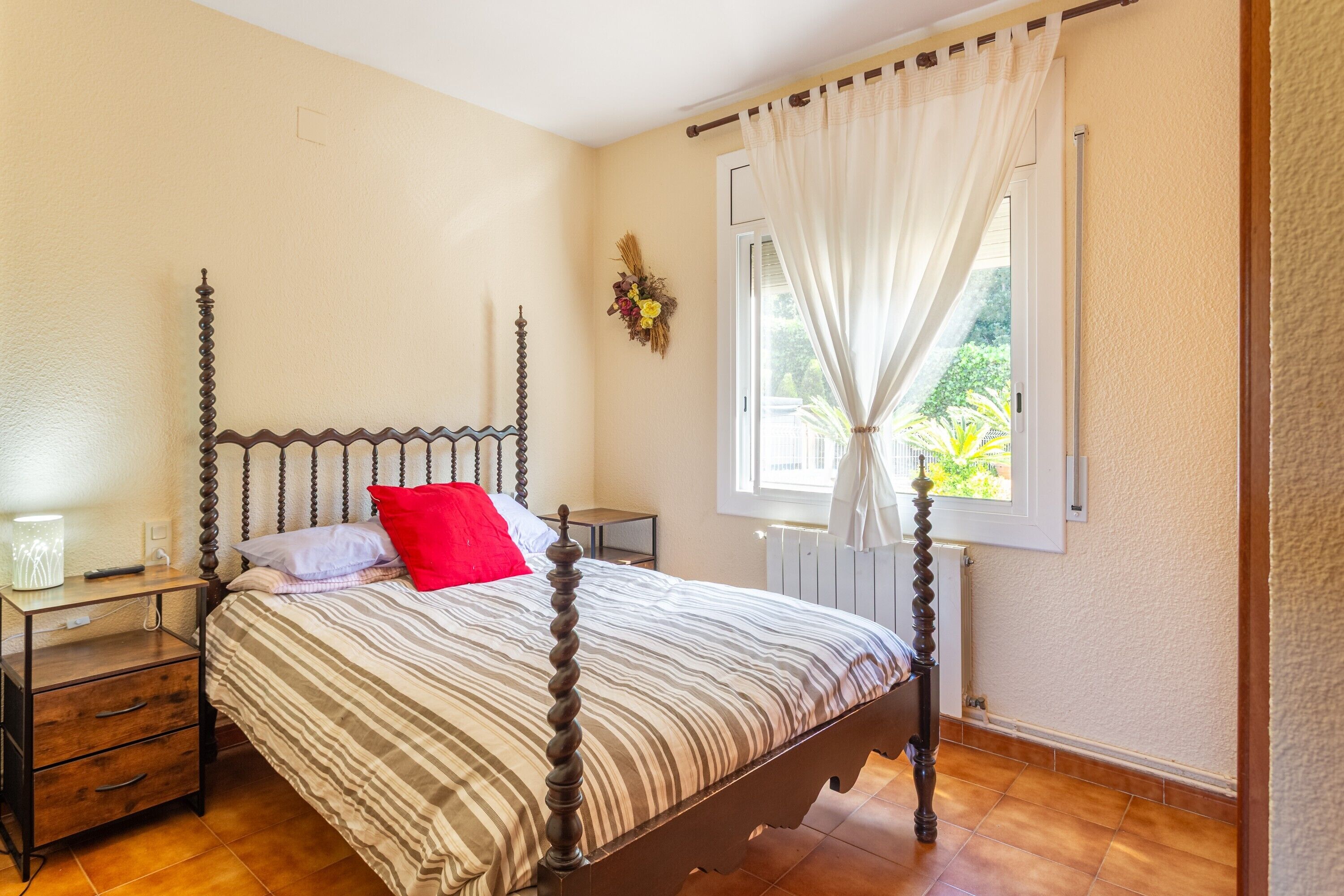 Een strijkplank/strijkijzer, wifi, beddengoed