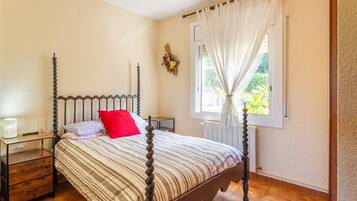 Een strijkplank/strijkijzer, wifi, beddengoed