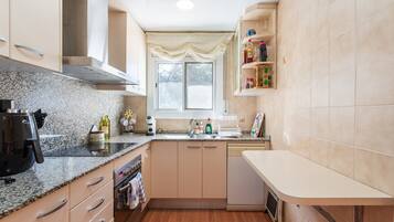 Een koelkast, een microgolfoven, een oven, een kookplaat