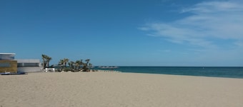 Apartment for 4 people At the gateway to Spain. Walk to the beach.