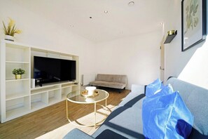 TV - New-Build 1-Bed Apartment in Luton (Luton)