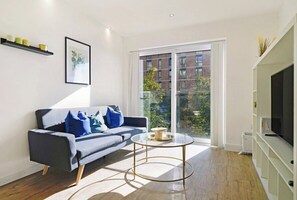 TV - New-Build 1-Bed Apartment in Luton (Luton)