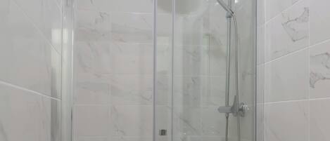 Regadera, secadora de cabello, toallas, shampoo