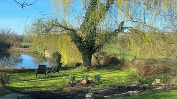 Classic Cottage, Lake View | Terrace/patio