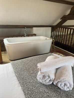 Classic Cottage, Lake View | Seterika/papan seterika, Wi-fi percuma 
