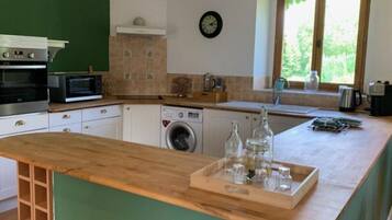 Appartement, uitzicht op tuin | Privékeuken | Een espressoapparaat