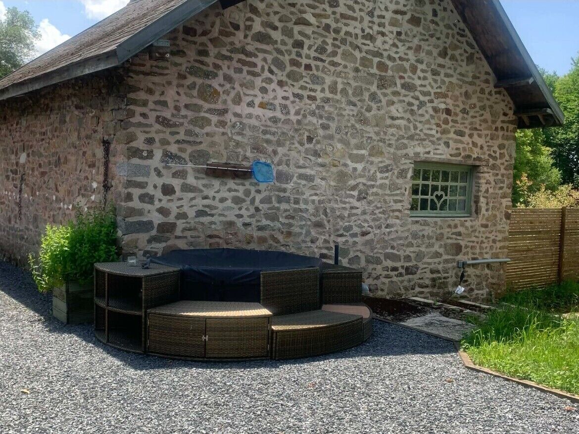 Classic Cottage, Lake View | Iron/ironing board, free WiFi