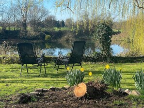 Cottage phong cách cổ điển, quang cảnh hồ | Hiên