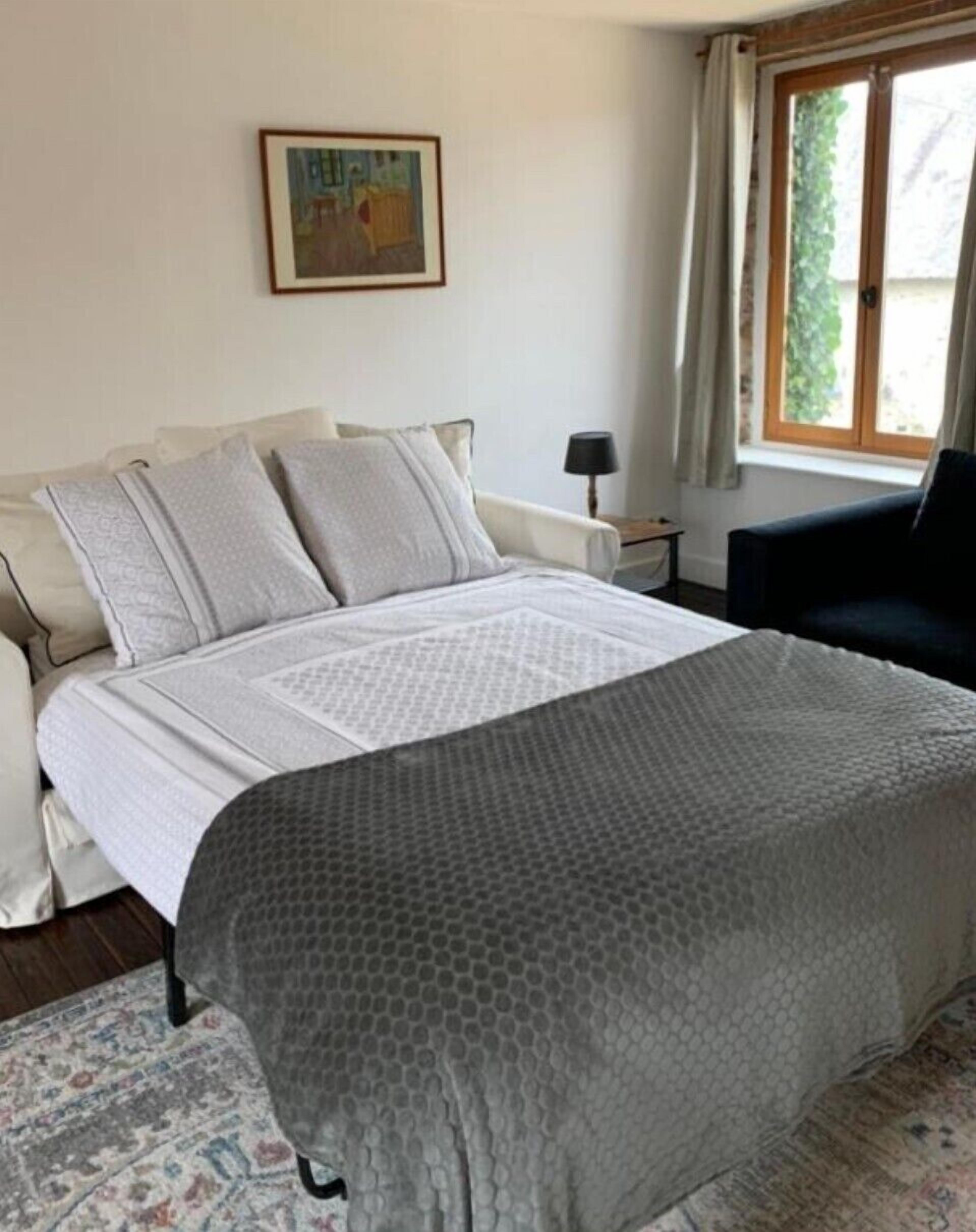 Een 40-inch flatscreentelevisie met satellietzenders