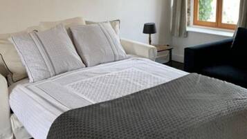 Een 40-inch flatscreentelevisie met satellietzenders