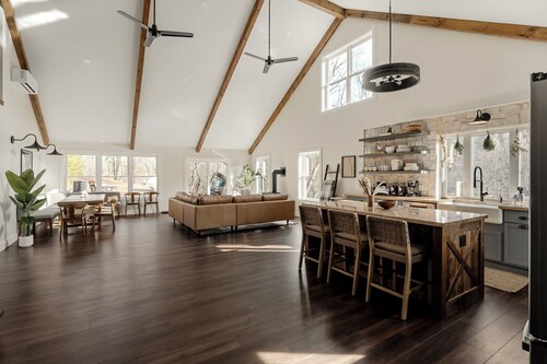 5 bedrooms with hot tub, fireplace, pool table & more, 12 minutes from Knoebels Amusement Park