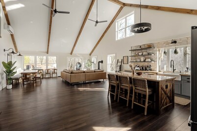 5 bedrooms with hot tub, fireplace, pool table & more, 12 minutes from Knoebels Amusement Park