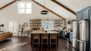 Réfrigérateur, micro-ondes, four, plaque de cuisson