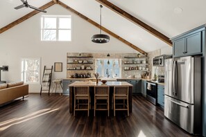 Frigorifero, microonde, forno, piano cottura